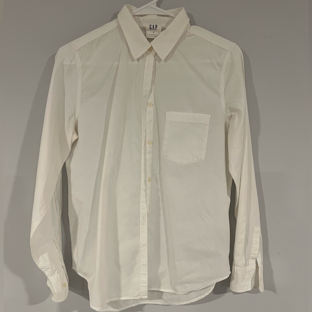 Gap women’s white classic button down, size small
